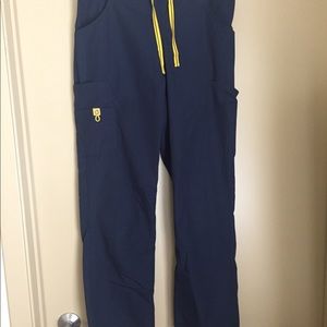 Wonder wink L navy scrub pants!